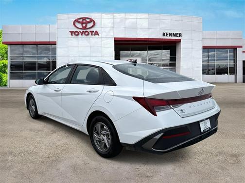 2024 Hyundai ELANTRA SE