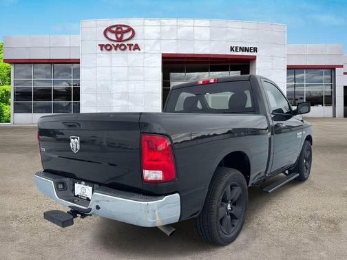 Brilliant Black Crystal Pearlcoat 2018 RAM 1500 SLT