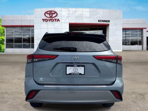 Moon Dust 2023 Toyota Highlander Platinum