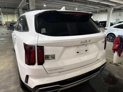 Glacial White Pearl 2023 Kia Sorento S