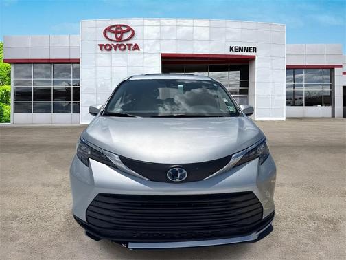 2025 Toyota Sienna LE
