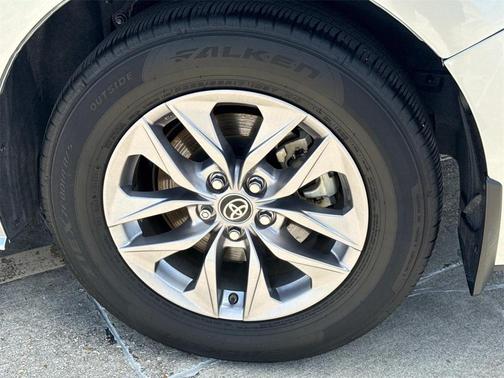 2025 Toyota Sienna LE