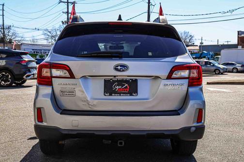 Ice Silver Metallic 2017 Subaru Outback 2.5i Premium