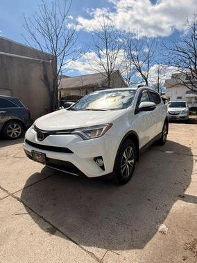 Super White 2018 Toyota RAV4 XLE