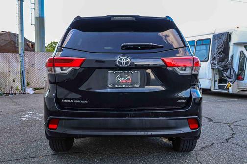 Midnight Black Metallic 2019 Toyota Highlander LE