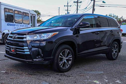 Midnight Black Metallic 2019 Toyota Highlander LE