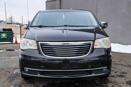 Brilliant Black Crystal Pearlcoat 2013 Chrysler Town & Country Touring