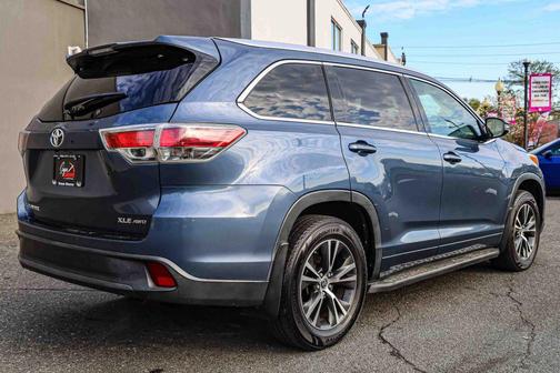 Blue 2016 Toyota Highlander XLE