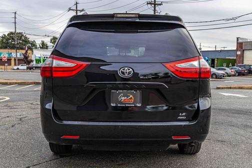 2018 Toyota Sienna LE