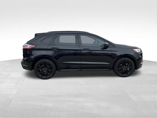 Black Metallic 2022 Ford Edge SE