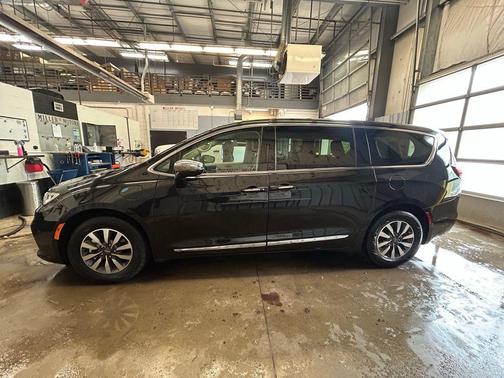 2023 Chrysler Pacifica Hybrid Limited