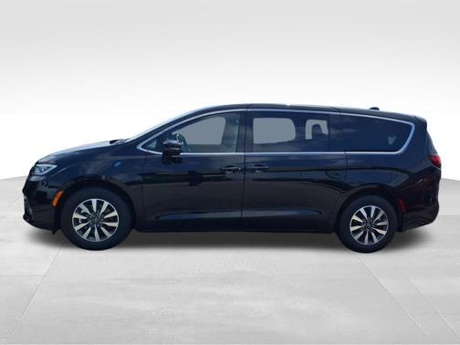2025 Chrysler Pacifica Hybrid Select