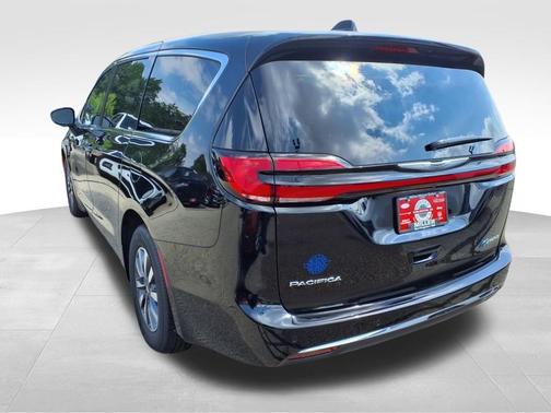 2025 Chrysler Pacifica Hybrid Select
