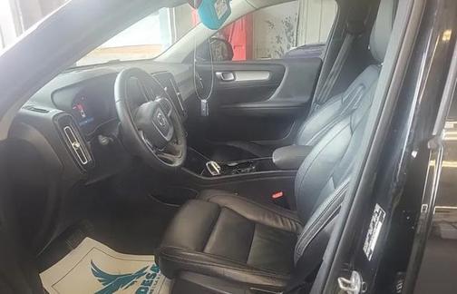 2023 Volvo XC40 B5 Plus Bright Theme
