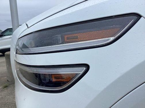 White 2022 Genesis GV80 2.5T