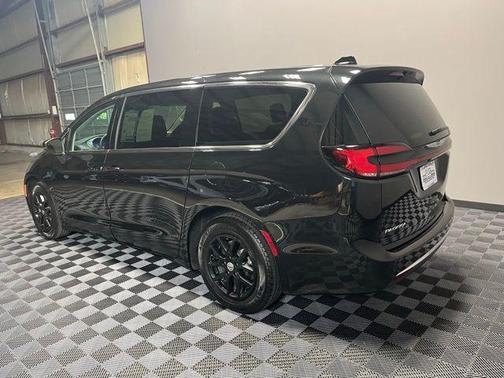 2023 Chrysler Pacifica Touring-L