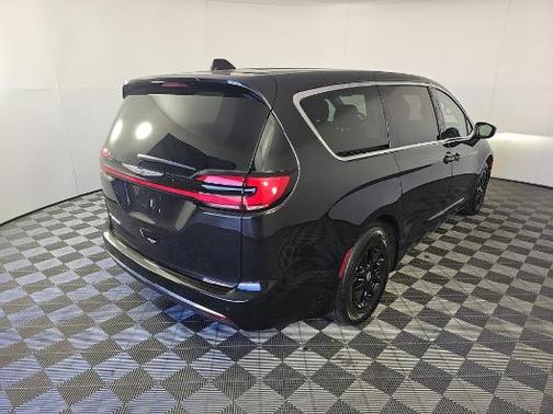 2023 Chrysler Pacifica Touring-L