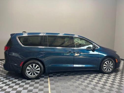 2024 Chrysler Pacifica Hybrid Select