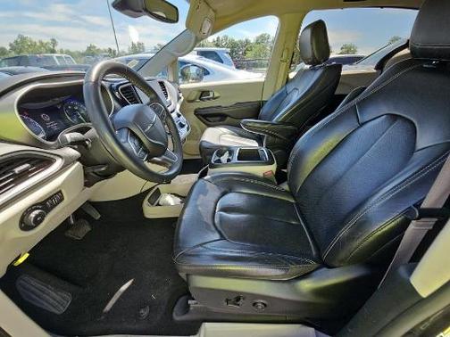 2022 Chrysler Pacifica Touring-L