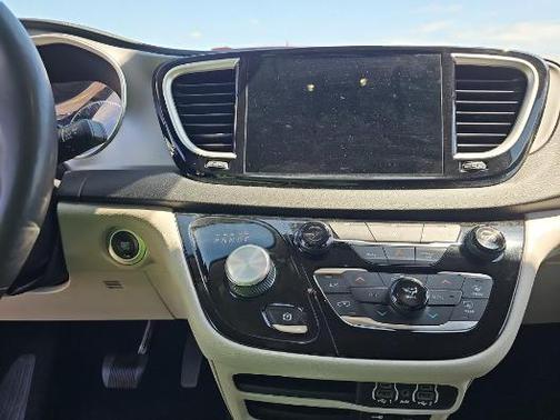 2022 Chrysler Pacifica Touring-L