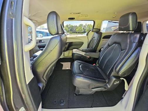 2022 Chrysler Pacifica Touring-L