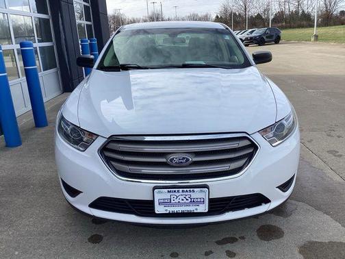 Oxford White 2018 Ford Taurus SE