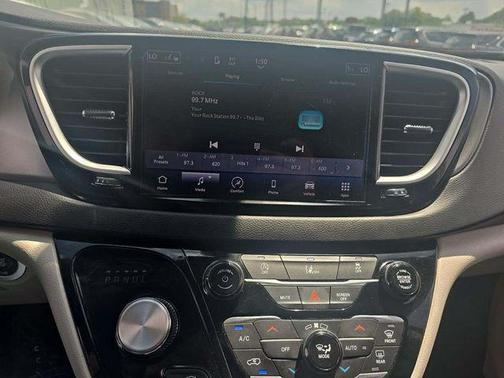 2022 Chrysler Pacifica Touring-L