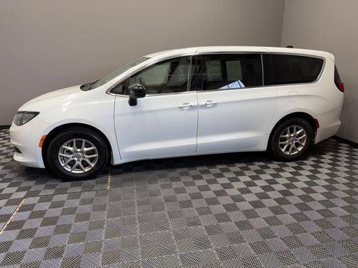 2024 Chrysler Voyager LX