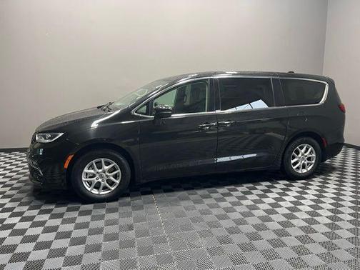 2023 Chrysler Pacifica Touring-L