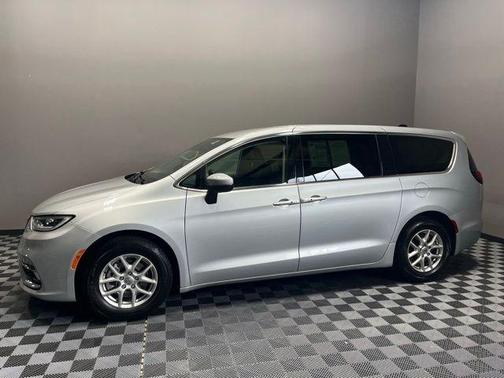2023 Chrysler Pacifica Touring-L