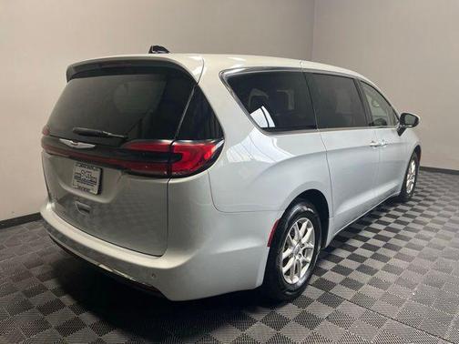 2023 Chrysler Pacifica Touring-L