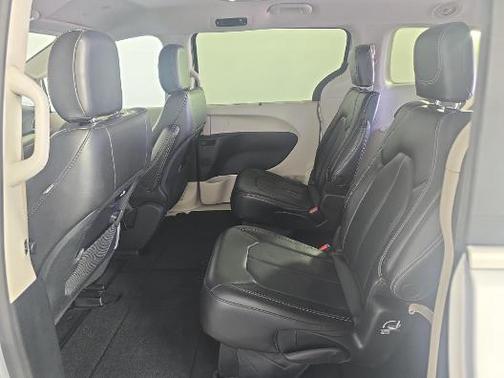 2023 Chrysler Pacifica Touring-L