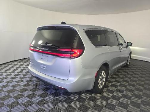 2023 Chrysler Pacifica Touring-L