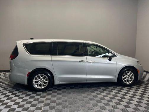 2023 Chrysler Pacifica Touring-L