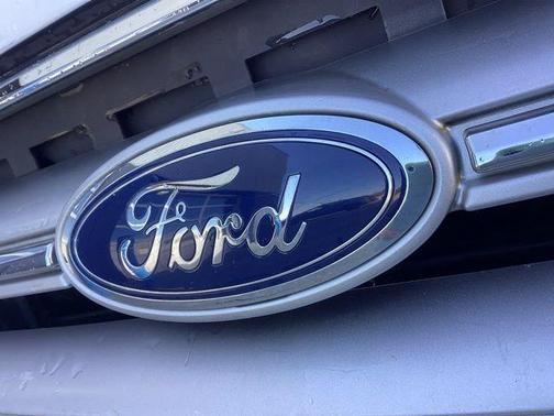 Oxford White 2019 Ford Escape SE