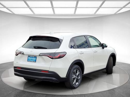 Platinum White Pearl 2026 Honda HR-V LX