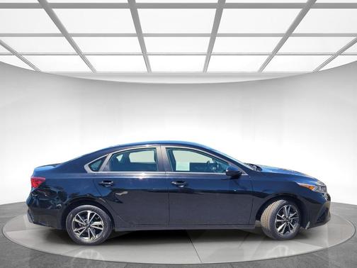 Aurora Black Pearl 2024 Kia Forte LXS