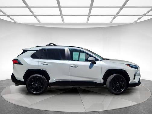 2022 Toyota RAV4 Hybrid SE