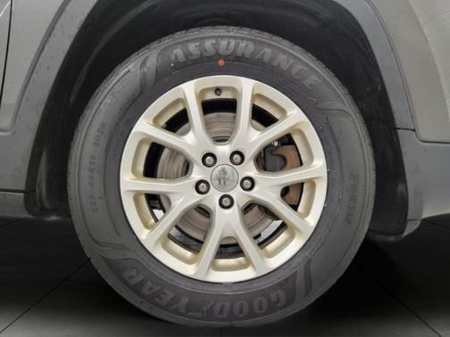 Granite Crystal Metallic Clearcoat 2015 Jeep Cherokee Latitude