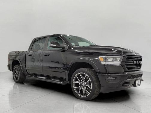 Diamond Black Crystal Pearlcoat 2019 RAM 1500 Laramie