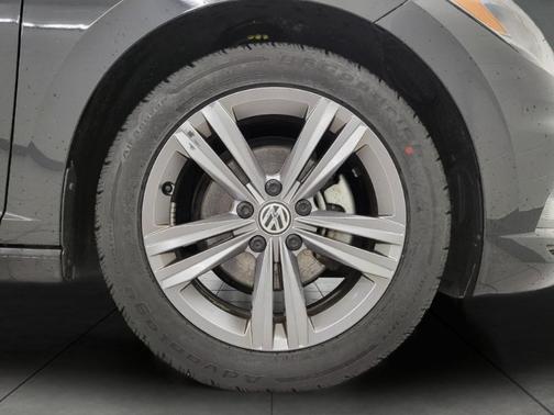 Deep Black Pearl 2021 Volkswagen Jetta 1.4T R-Line