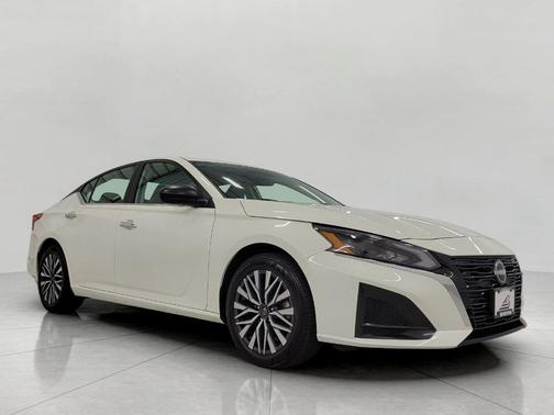 Glacier White 2025 Nissan Altima SV FWD