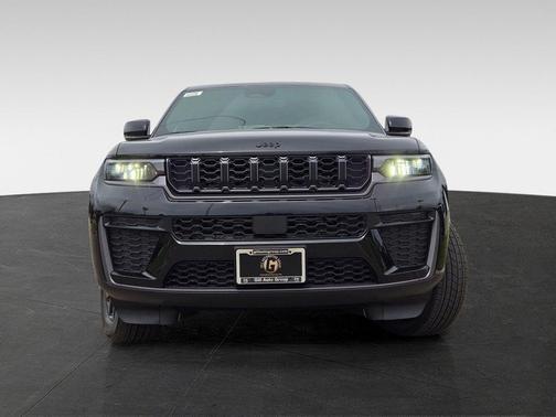 Diamond Black Crystal Pearlcoat 2026 Jeep Grand Cherokee L Altitude