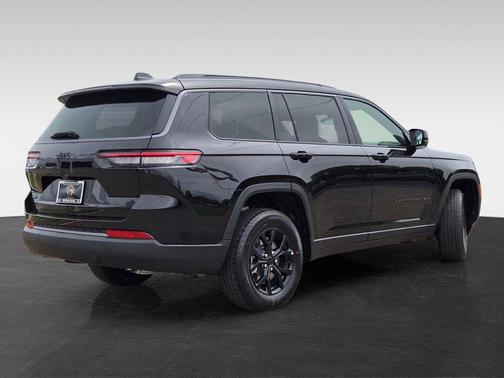 Diamond Black Crystal Pearlcoat 2026 Jeep Grand Cherokee L Altitude