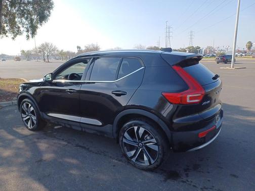 2025 Volvo XC40 B5 Plus Bright Theme