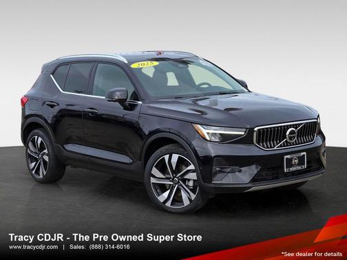 2025 Volvo XC40 B5 Plus Bright Theme