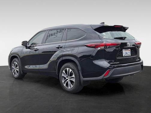 Midnight Black Metallic 2024 Toyota Highlander XLE