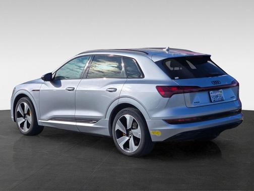 2022 Audi e-tron Premium Plus