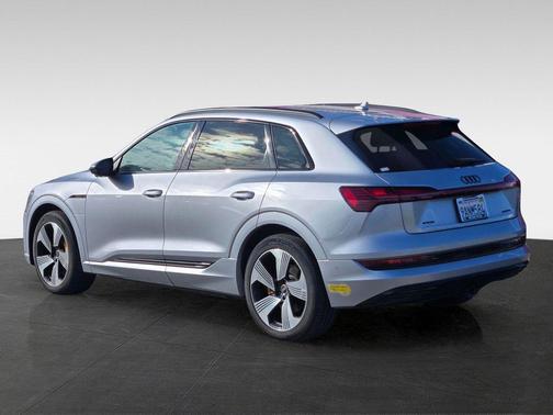 2022 Audi e-tron Premium Plus