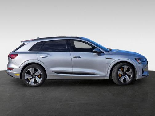 2022 Audi e-tron Premium Plus